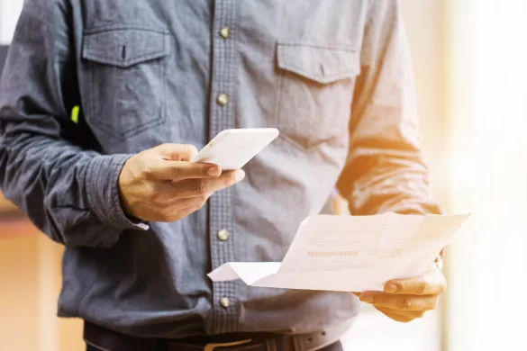 stockfoto van man die factuur vasthoudt